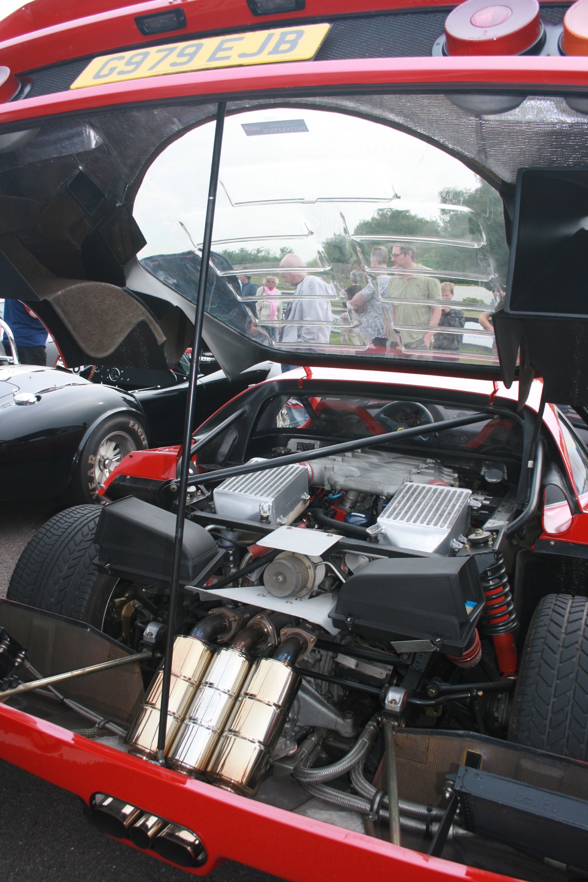 Geöffneter Motorraum eines Ferrari F40 mit V8-Biturbo