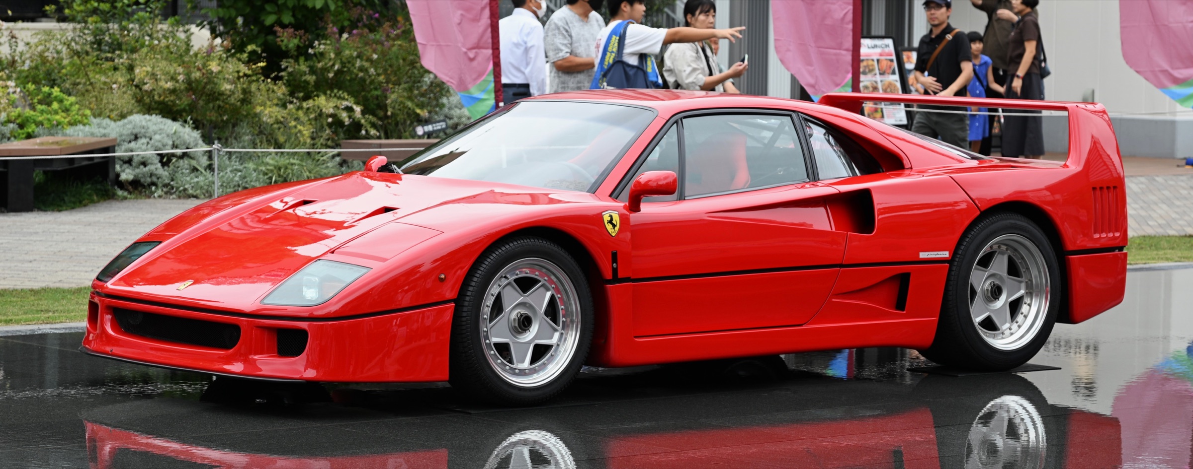Ferrari F40 in roter Lackierung