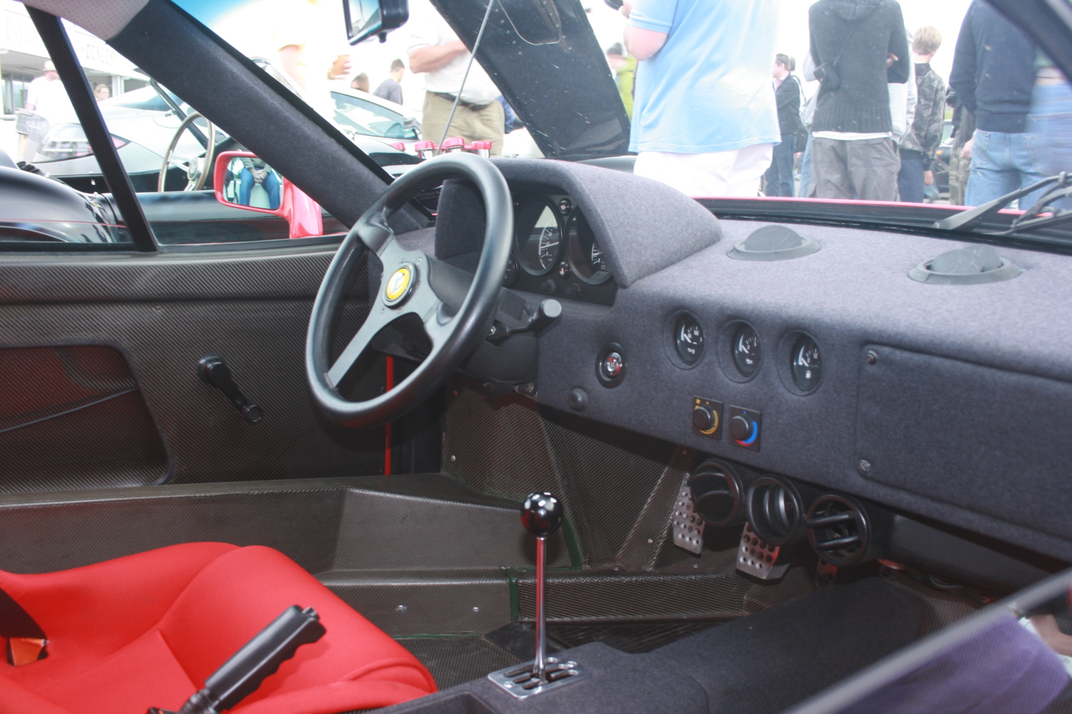 Reduziertes Cockpit eines Ferrari F40 mit sichtbaren Verbundoberflächen