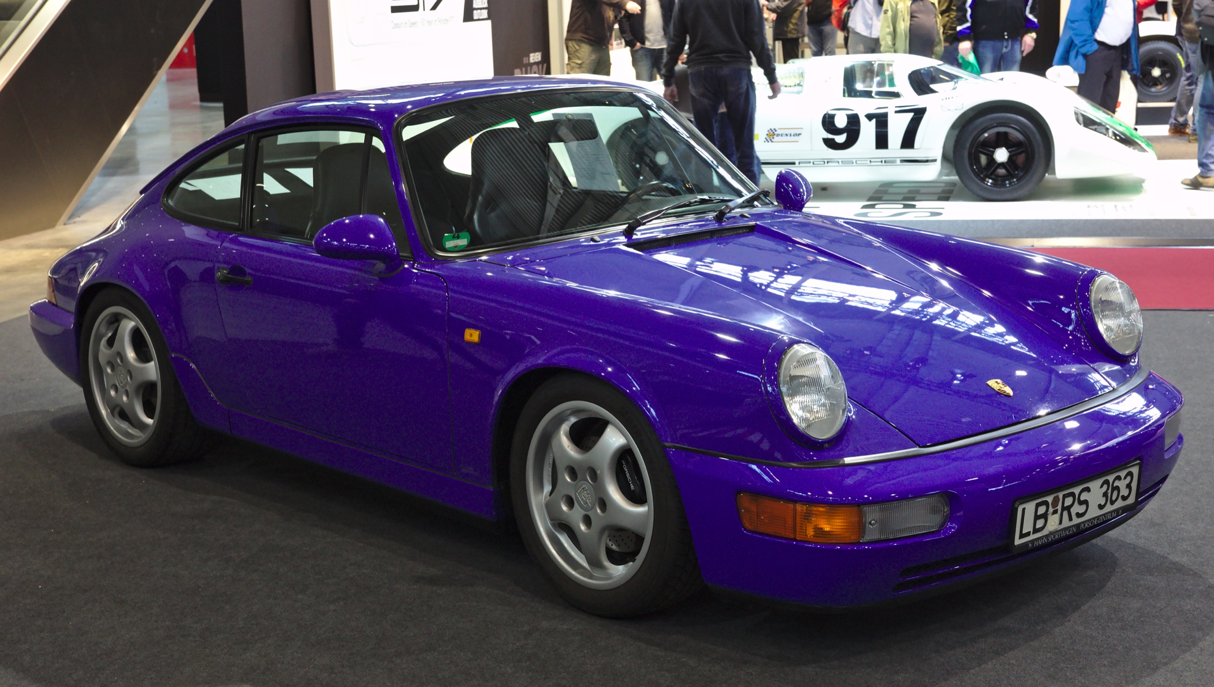 Blauer Porsche 911 der Baureihe 964