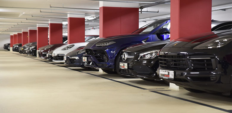 Ausgewählte Sport- und Luxusfahrzeuge im Showroom von Autostrada Sport