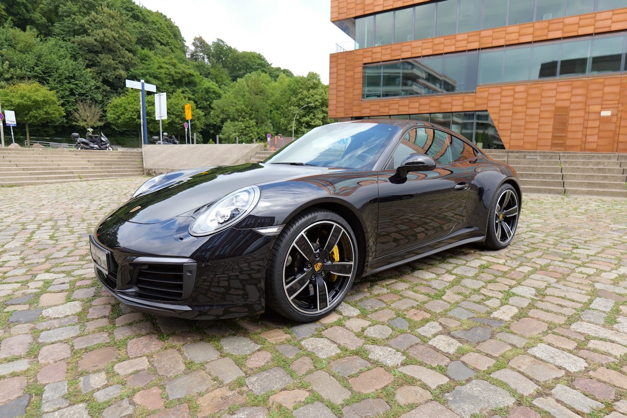Schwarzer Porsche 911 Carrera 4 mit Keramikbremsanlage am Hamburger Standort von Autostrada Sport