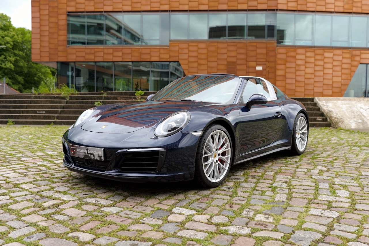 Dunkelblauer Porsche 911 Targa 4S bei Autostrada Sport in Hamburg