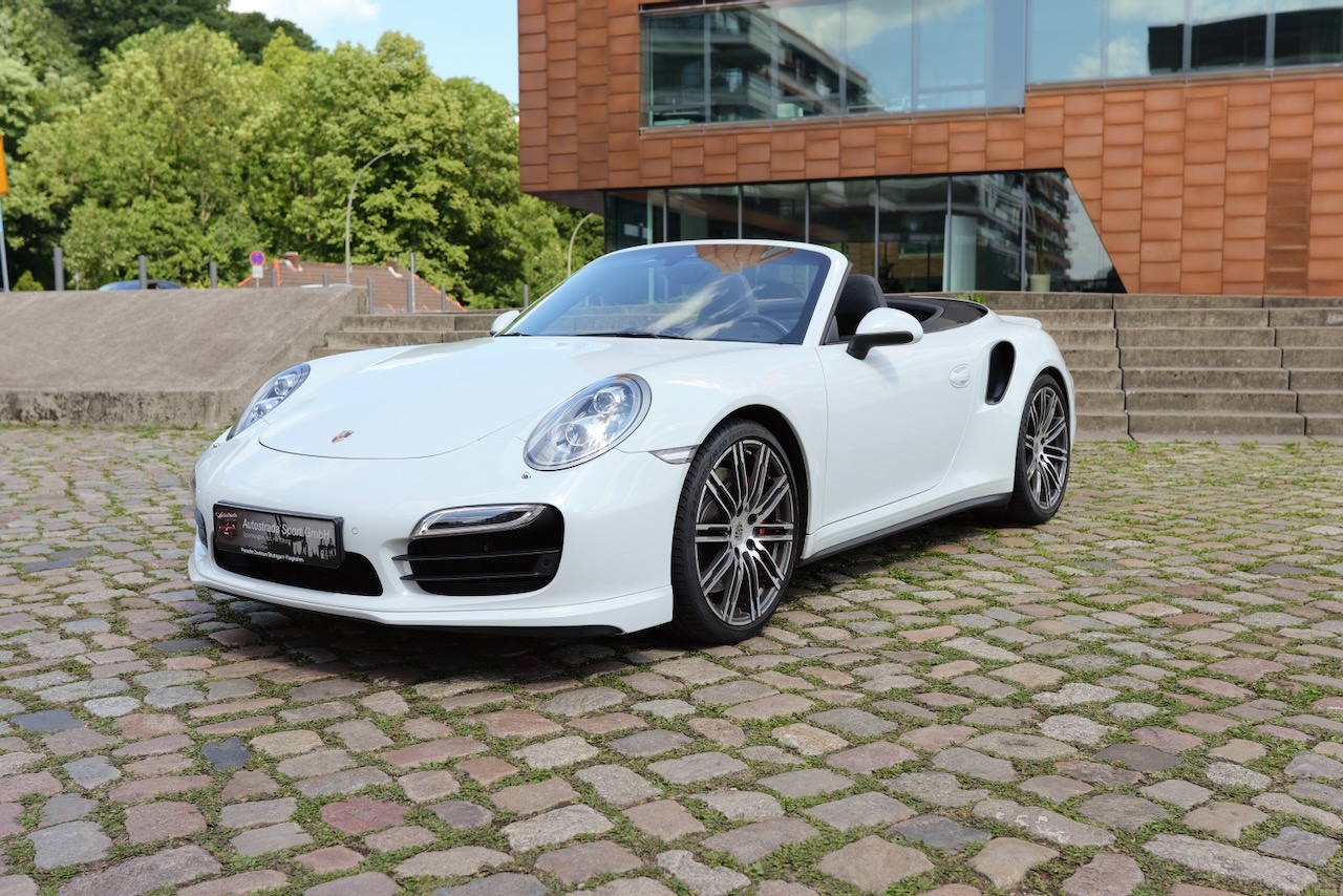 Weißes Porsche 911 Turbo Cabriolet bei Autostrada Sport in Hamburg